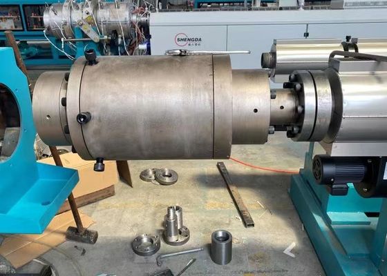 सिंगल स्क्रू 110 मिमी एचडीपीई पाइप एक्सट्रूज़न लाइन तेल आपूर्ति